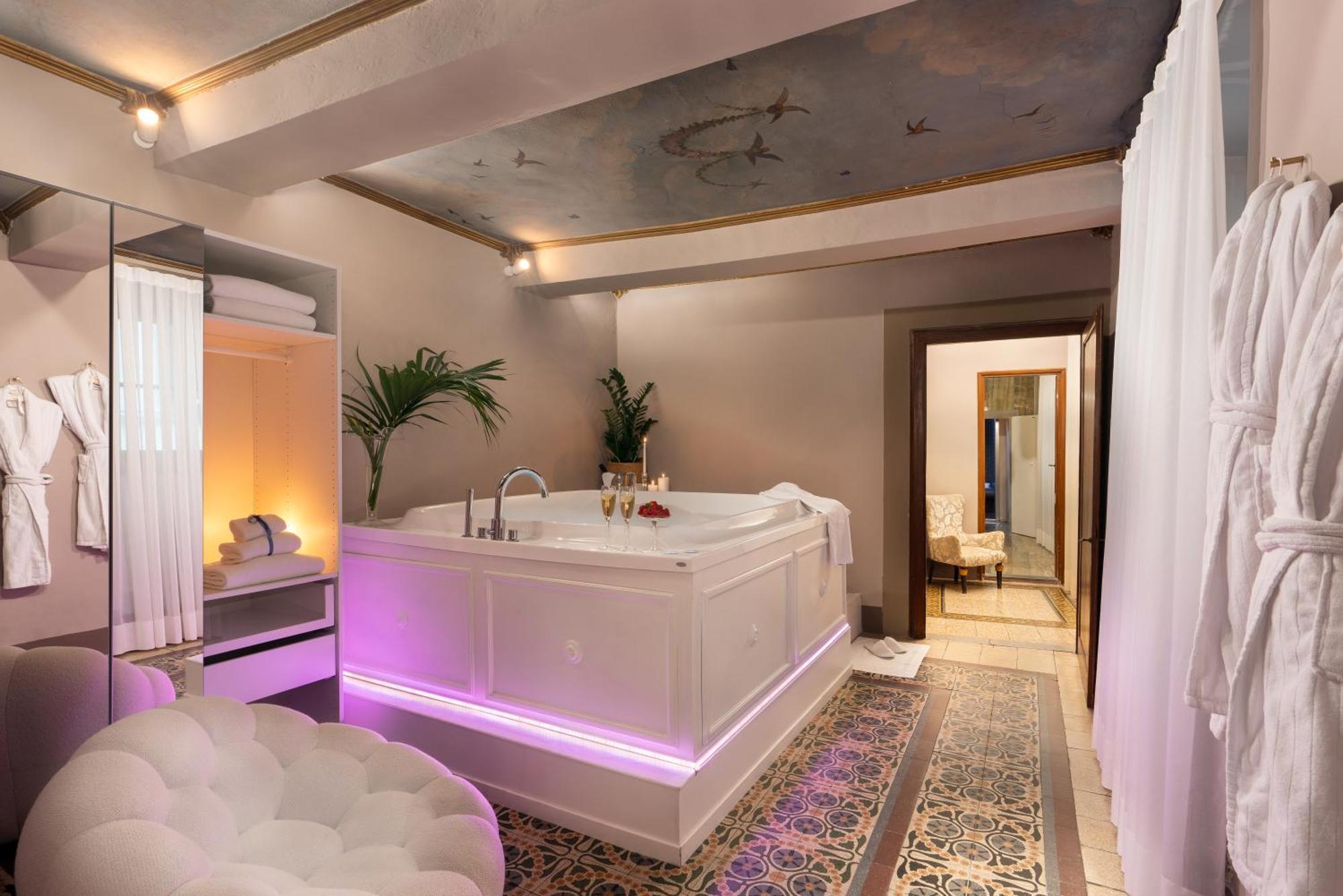 Queen Suite with Spa Bath