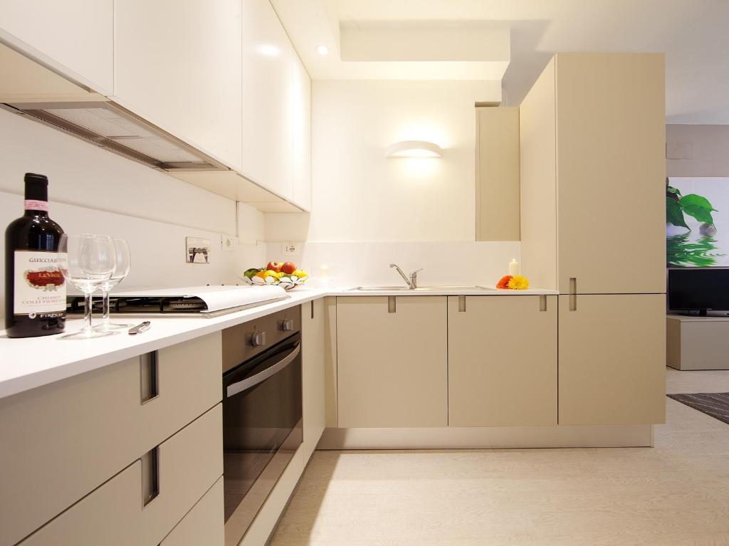 Deluxe One-Bedroom Apartment with Free Parking