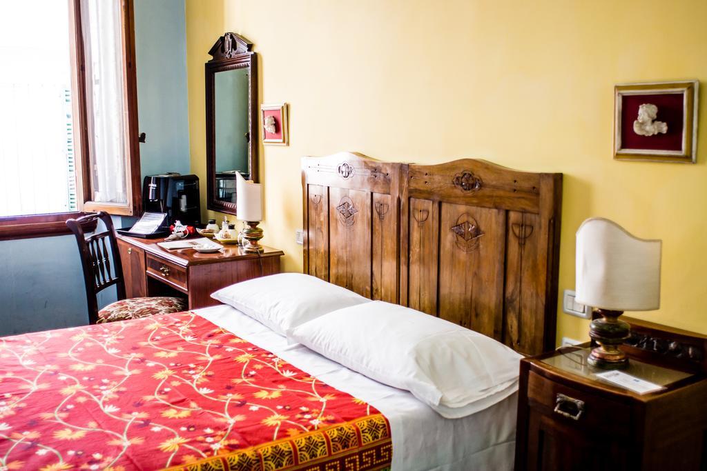 Queen Room with Shared Bathroom,437239395:JPEG