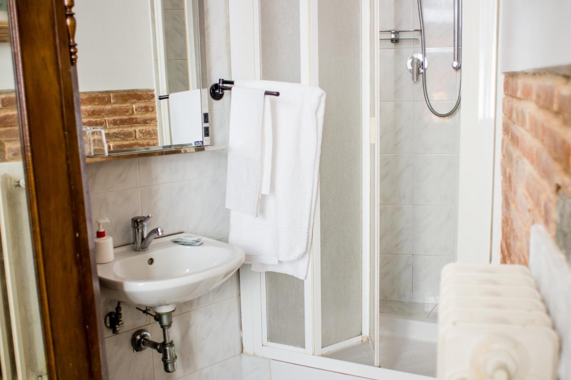 Basic Single Room with Shared Bathroom,1019549509:JPEG